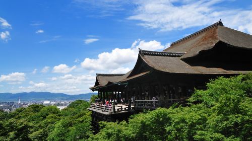 日本古寺与山景